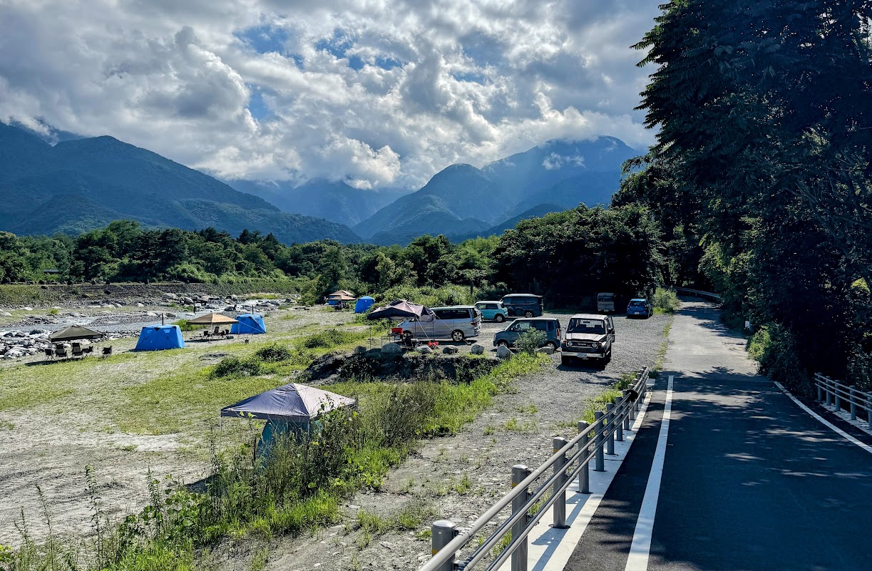 川沿い駐車スペース