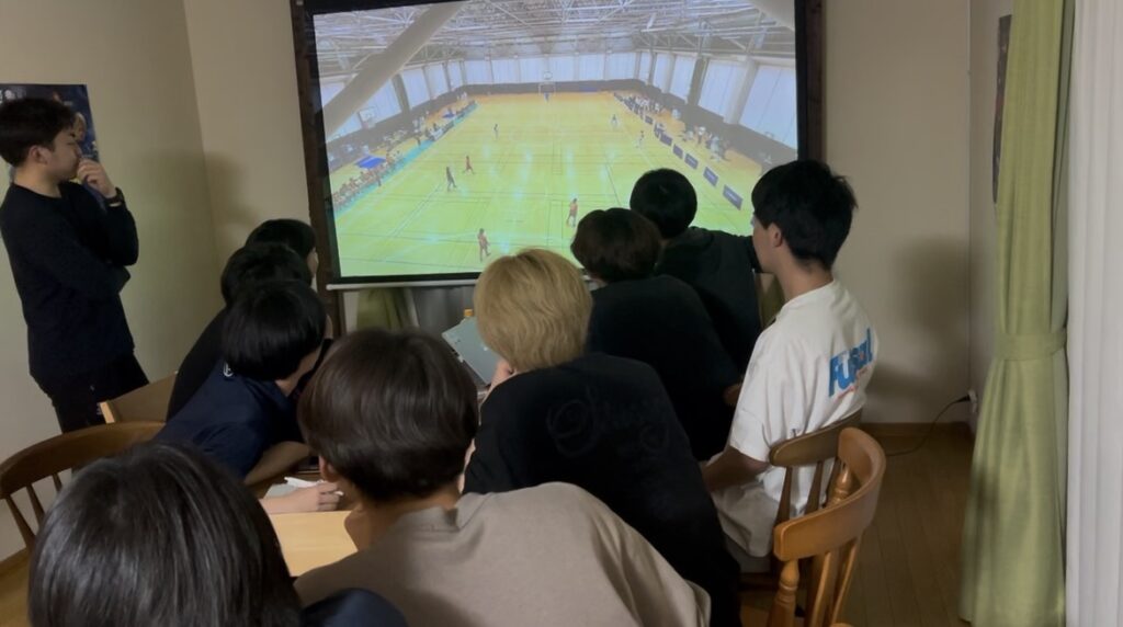 中央大学フットサル部が100インチスクリーンで映像分析